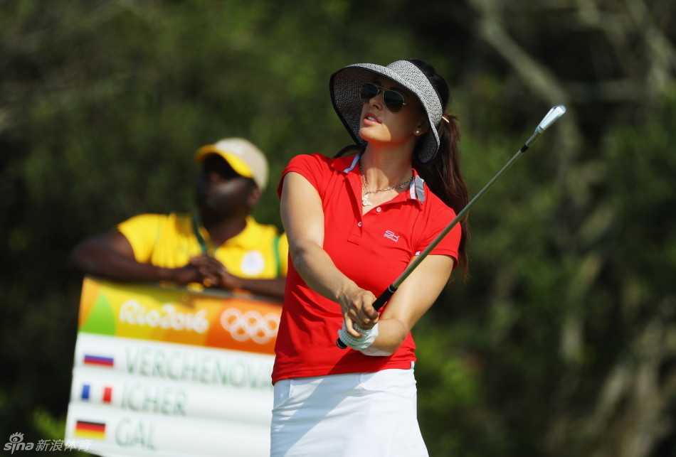 史黛西-路易斯在击球前凝神示意观众保持安静，她表情沉着，彰显了职业球员对赛场礼仪与专注环境的维护。