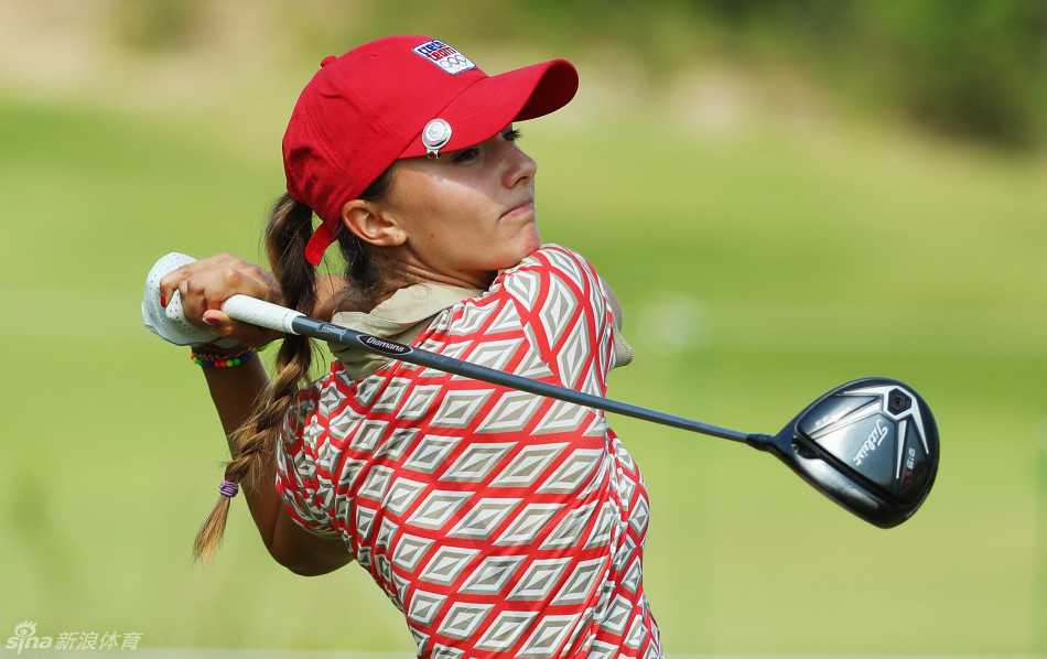 苏珊-佩德森收杆动作一气呵成，夕阳为她的剪影镀上金边，球杆高高扬起，充满动感与力量之美。