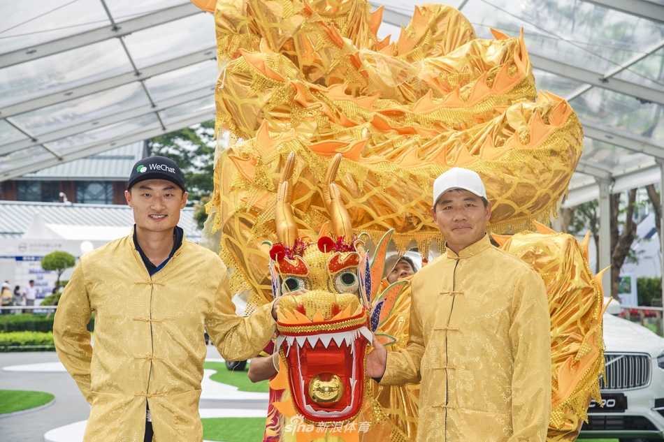 开幕仪式上，巨大的第25届赛事标识在绿茵场边熠熠生辉，预示着精彩较量即将开始