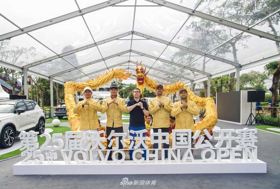 卫冕冠军比约克面带微笑走向首个发球台，眼中充满对再次夺冠的自信与渴望