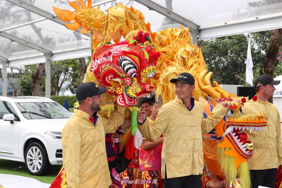 观众们聚集在风景如画的湖边球道旁，聚精会神地欣赏世界级球星们的精彩表现