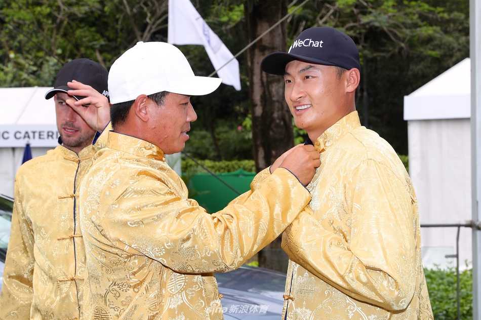 中国球星李昊桐在练习轮中全力挥杆，身姿矫健，小白球划破长空飞向远方