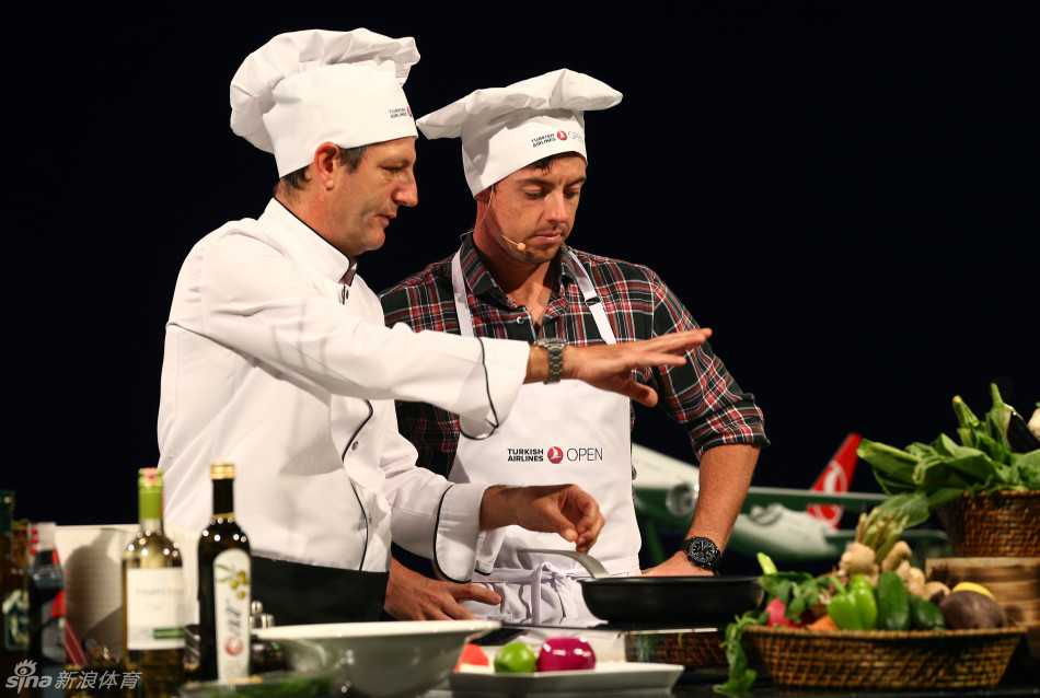 麦克罗伊的作品已经完成，他双手端盘，面向镜头，脸上带着些许自豪和期待评委品尝的表情。