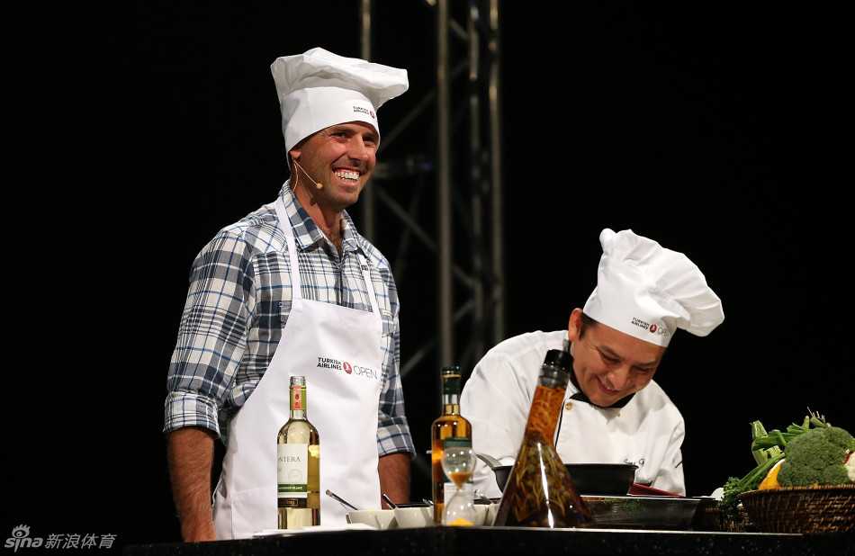 麦克罗伊手持一个调味瓶，正神情专注地往菜肴中添加调料，架势沉稳如同在果岭上衡量推杆线路。