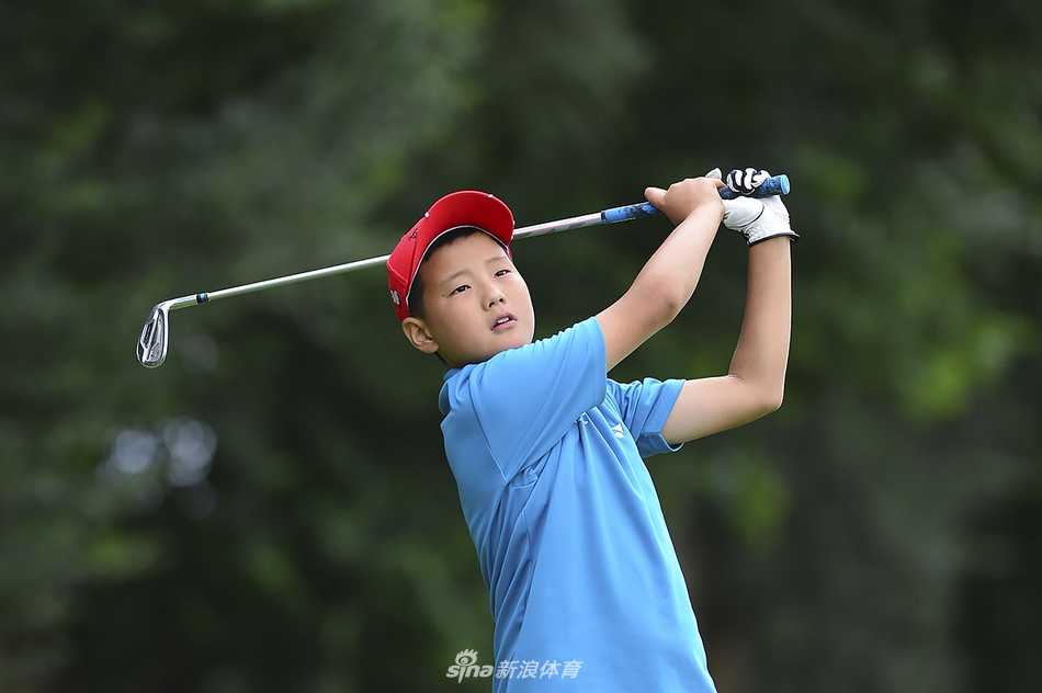 中国小将黄梓杰在决赛轮中挥杆，动作流畅充满力量，目光坚定