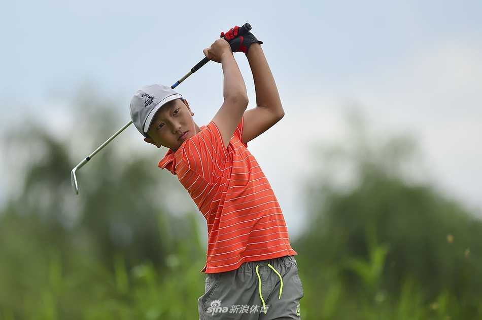 泰国选手普姆拉皮在比赛中沉着观察果岭，寻找最佳推杆路线