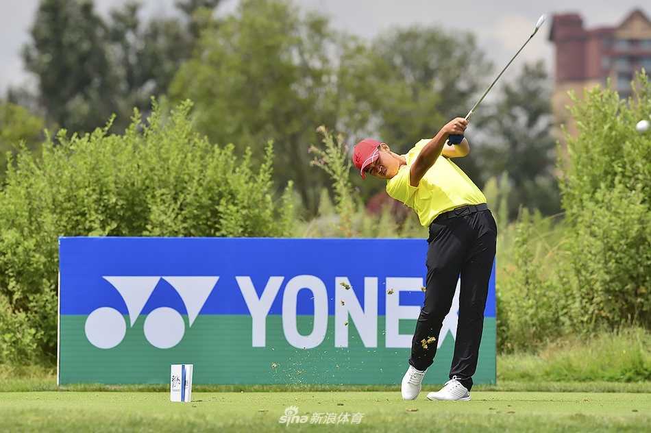 比赛现场，小球手在沙坑中救球，沙砾飞扬瞬间展现高超的短杆技术