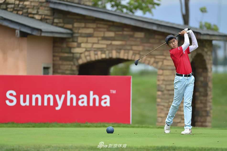 女子组冠军叶雷在果岭上专注推杆，沉稳冷静的姿态彰显大将风范