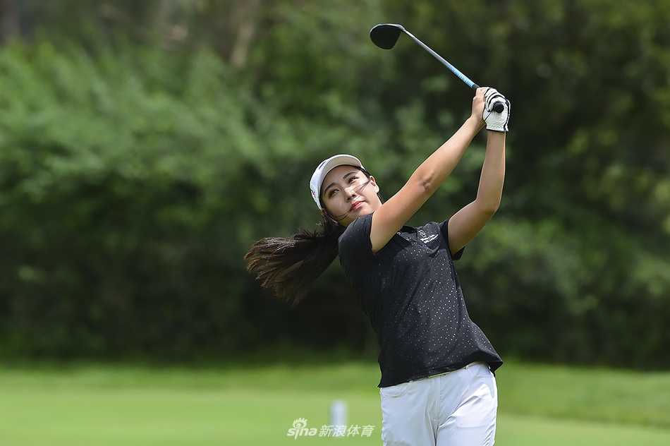 激烈的加洞赛现场，观众与选手共同凝神关注小白球的落点，气氛紧张至极