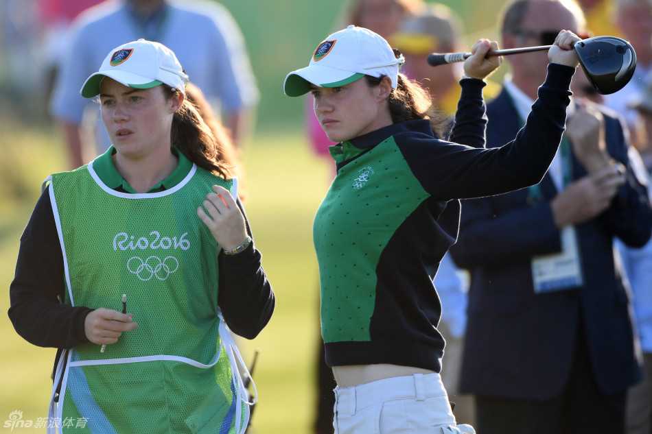 芬兰选手诺拉-塔米宁在比赛中专注回球，她的男友兼球童在场边坚定注视，成为她最可靠的后盾。