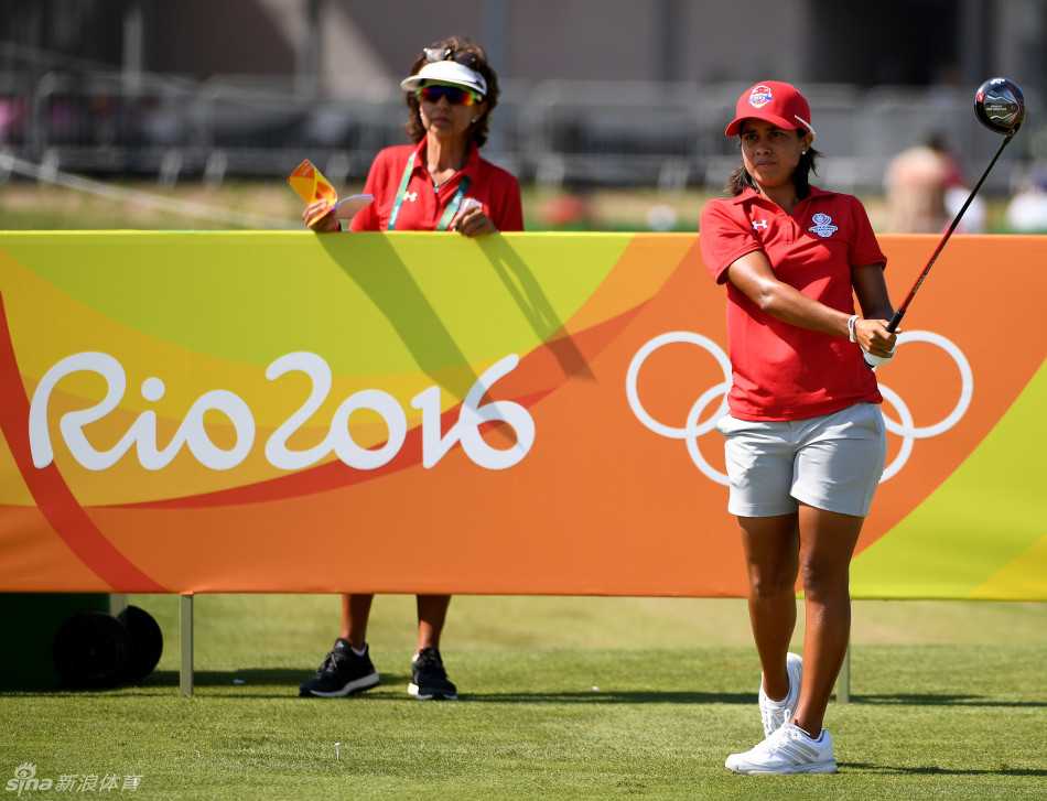 亨德森与姐姐布里特妮并肩站立在训练场边，姐妹二人相似的笑容与姿态，展现出血脉相连的默契与相互支持。