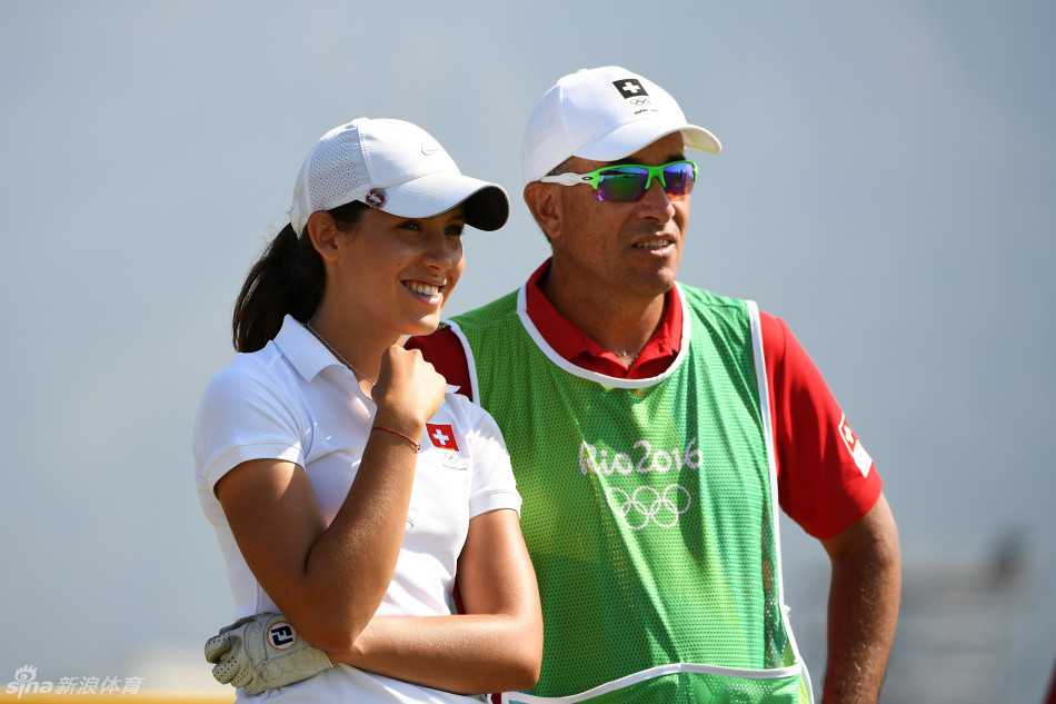 瑞士业余选手阿尔贝-巴伦苏埃拉与父亲紧紧相拥，父亲骄傲的笑容与女儿眼中的光芒，诉说着奥运梦想传承的动人一刻。