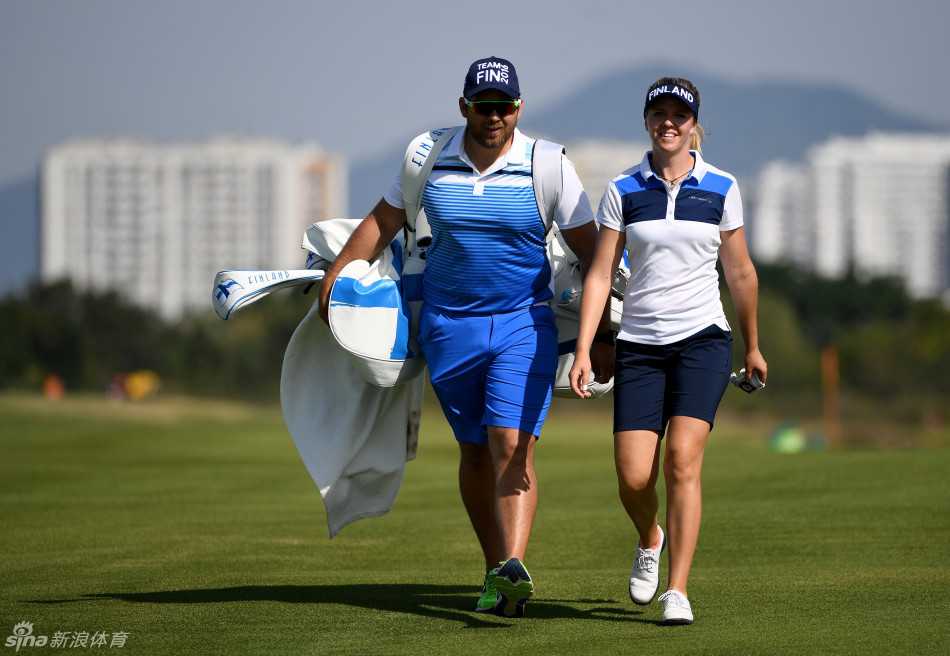 朱莉塔-格兰娜达与妈妈在运动员休息区低头细语，母亲正温柔地为女儿整理衣领，瞬间充满了温暖与信赖。