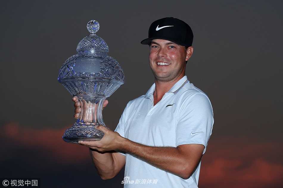 基斯·米切尔在决赛轮中全神贯注准备挥杆，目光坚毅地望向远方的球道，背景是佛罗里达州典型的赛场植被。