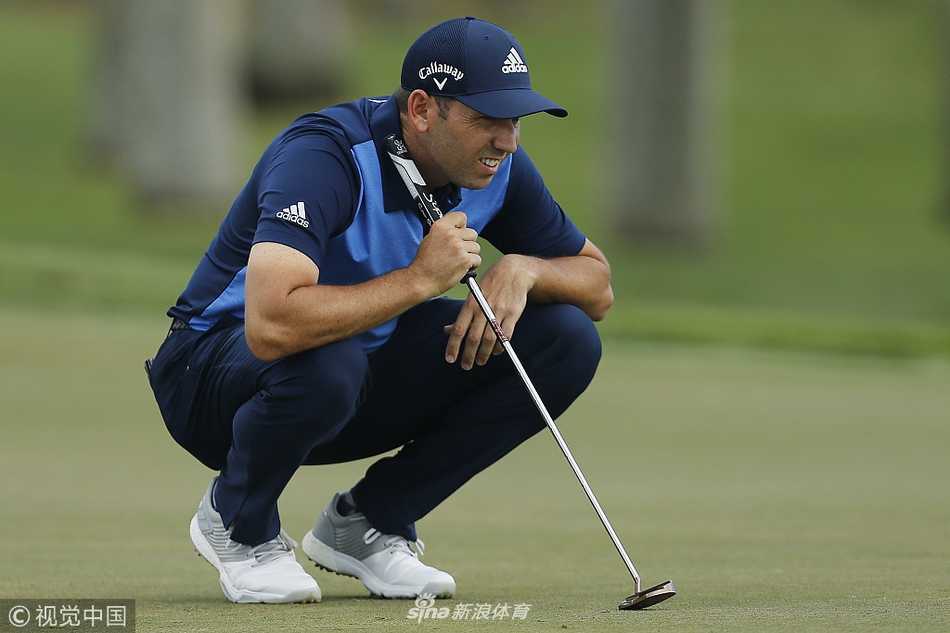 夺冠时刻，基斯·米切尔紧握右拳，仰天庆祝，脸上写满了狂喜与释放，身后是绿意盎然的球场和蓝天。