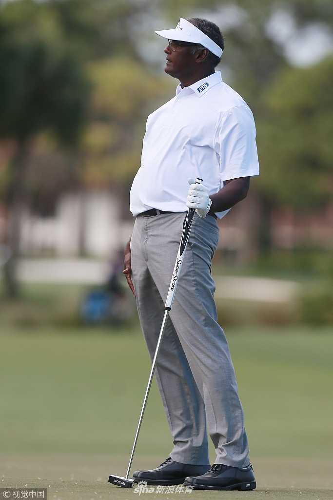 基斯·米切尔在夜色笼罩的颁奖典礼上，双手高高举起本田精英赛冠军奖杯，聚光灯照亮了他灿烂的笑容与沉甸甸的奖杯。