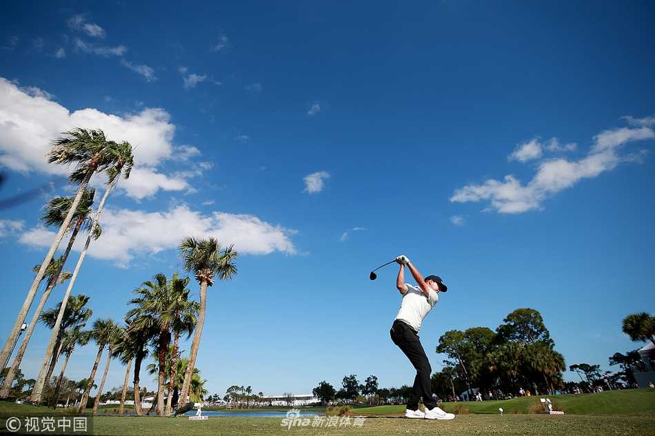 基斯·米切尔在比赛中完成一次标准有力的上杆动作，身体扭转充分，展现出作为一名职业球员的卓越技术。