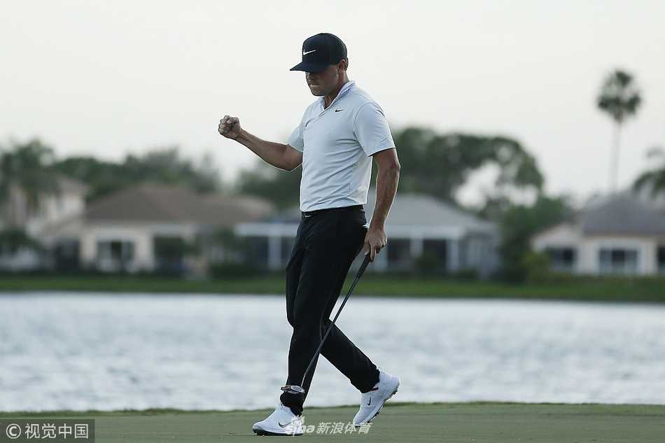 基斯·米切尔向观众竖起大拇指，脸上洋溢着自信与感激的笑容，感谢一路支持他的球迷。