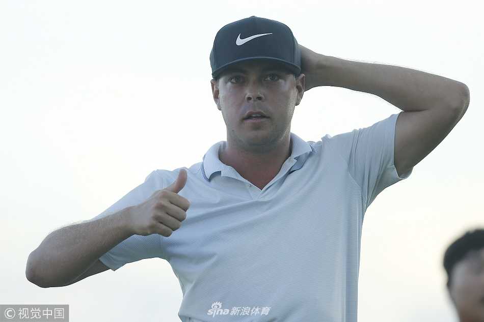 里奇·福勒在决赛轮开球，他完成优雅而有力的挥杆后，身体保持完美的平衡，目送小白球飞向球道中央。