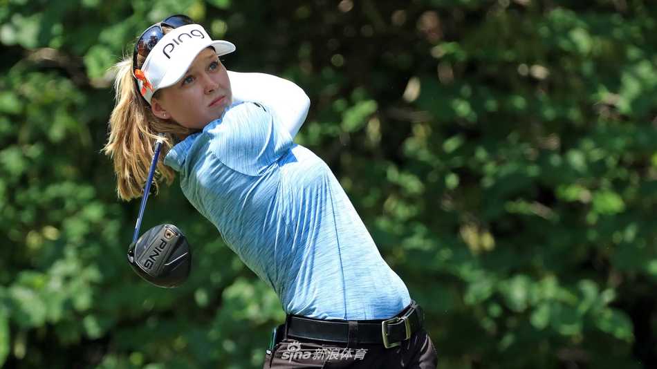 宝拉·克里默完成一记漂亮的沙坑救球，沙粒飞扬的瞬间定格了她精湛的短杆技巧与从容不迫的赛场风范。