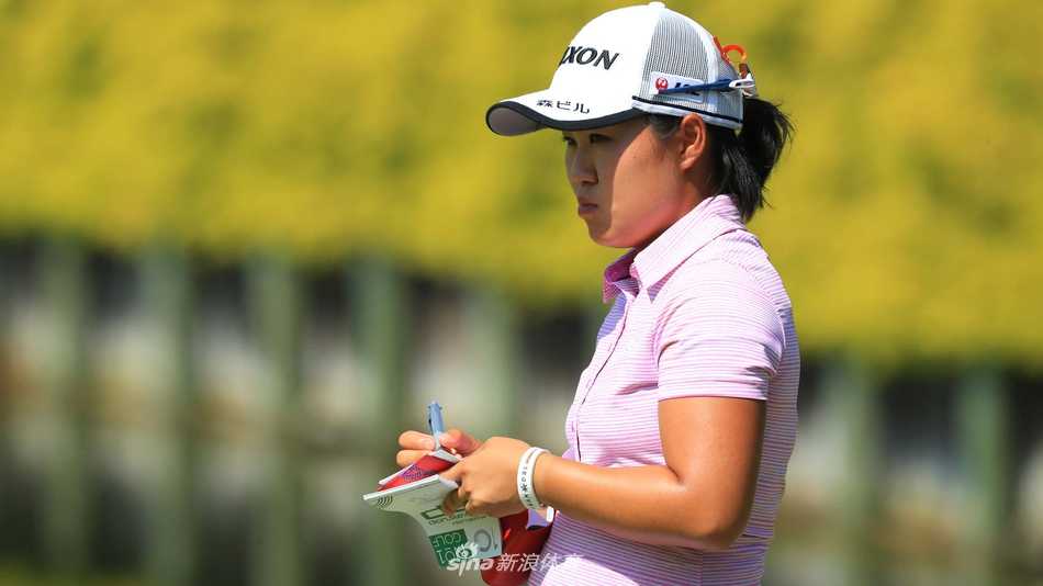 布鲁克·亨德森大力开球，身体充分扭转释放出巨大能量，小白球如流星般划向球道远方。