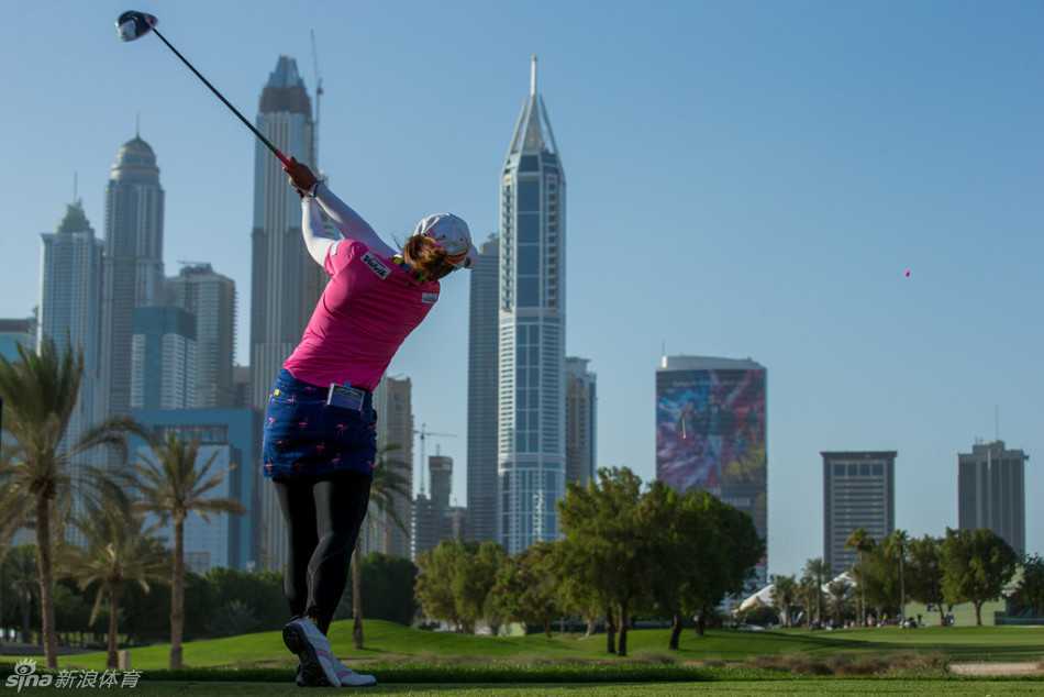 赛场边的观众笑容满面，手持赛事宣传品，他们的参与和支持是这场粉色慈善行动不可或缺的一部分。