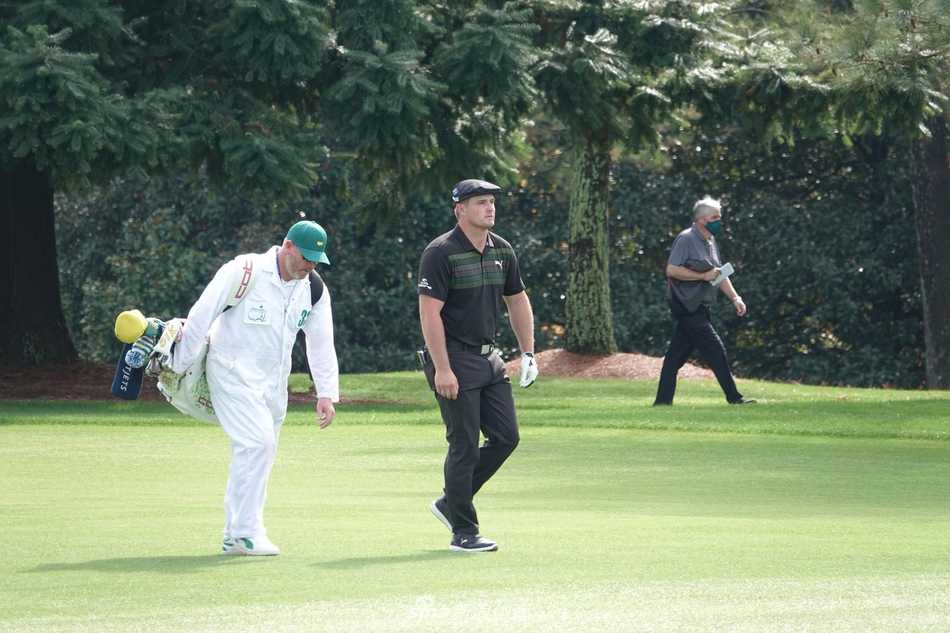 布鲁克斯·科普卡与达斯汀·约翰逊并肩走向果岭，上演冠军好友间的终极较量