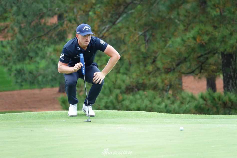 罗里·麦克罗伊在比赛中沉思策略，名将风采与领袖气质展露无遗