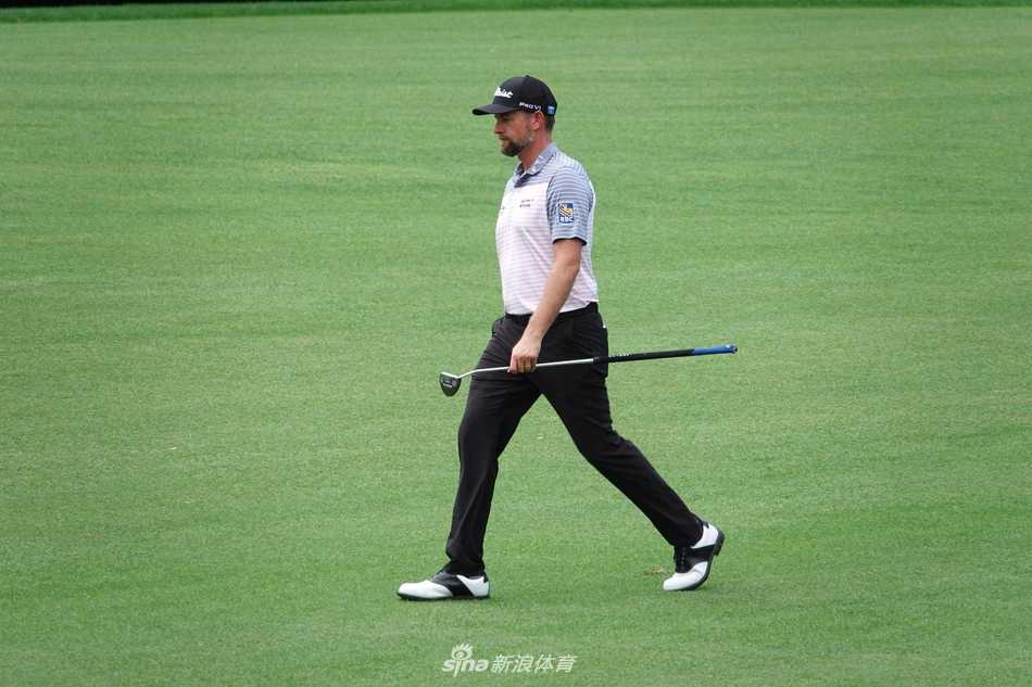 球员在沙坑中精准切杆，沙花飞扬展现高超的短杆救球技巧