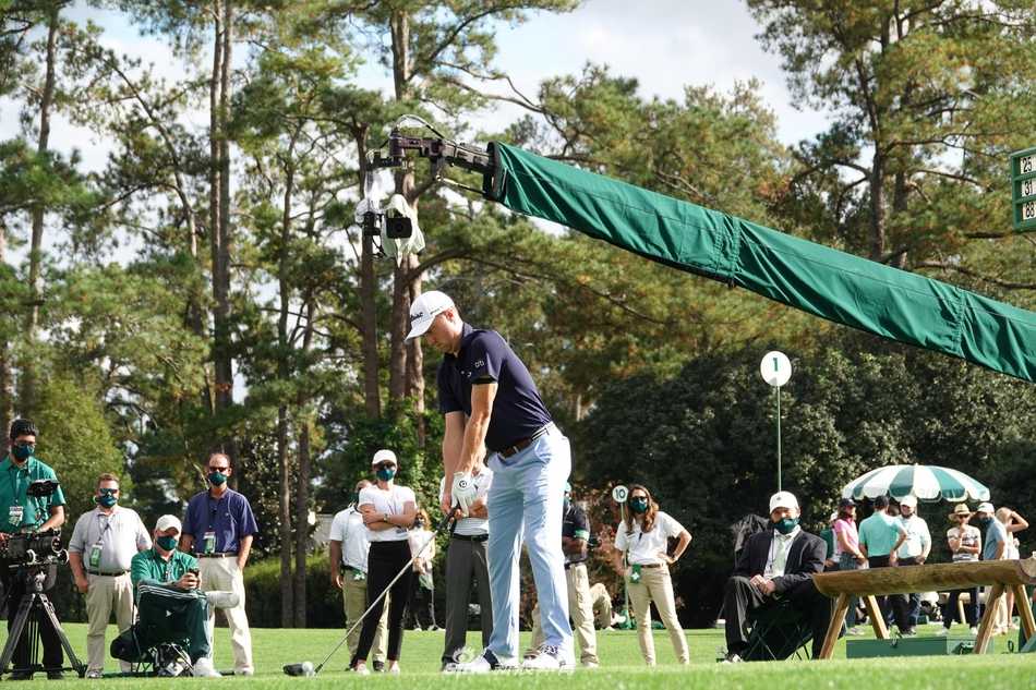 大赛冠军捧起奖杯瞬间荣耀绽放，所有汗水与努力在此刻化为圆满