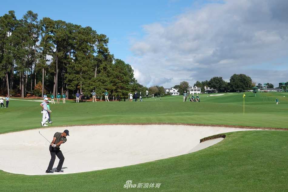 马特·华莱士稳健推击，专注神情诠释职业高尔夫球员的严谨态度