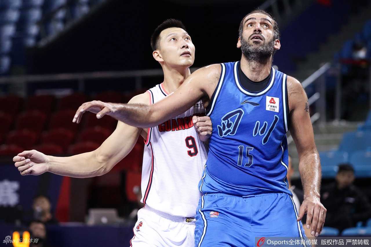 新援莱多在比赛中高高跃起，摘下一个宝贵的前场篮板，落地后他迅速观察队友位置，正准备发动一次标志性的快攻长传。