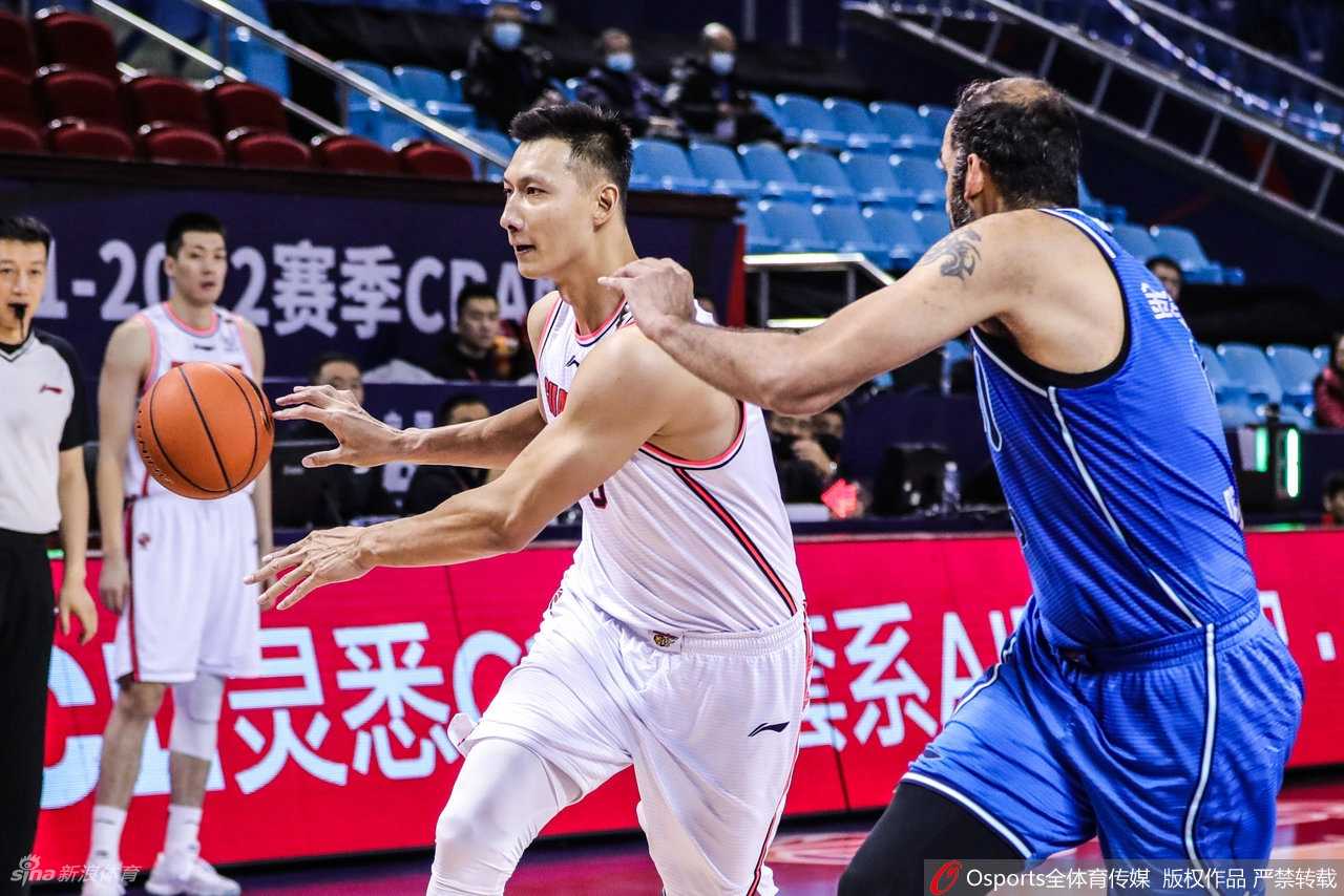 大哥易建联在四川队内线悍将哈达迪的严密防守下，依旧神情自若地高高跃起，以一记标志性的中投稳稳命中，仿佛时间从未在他身上留下痕迹。