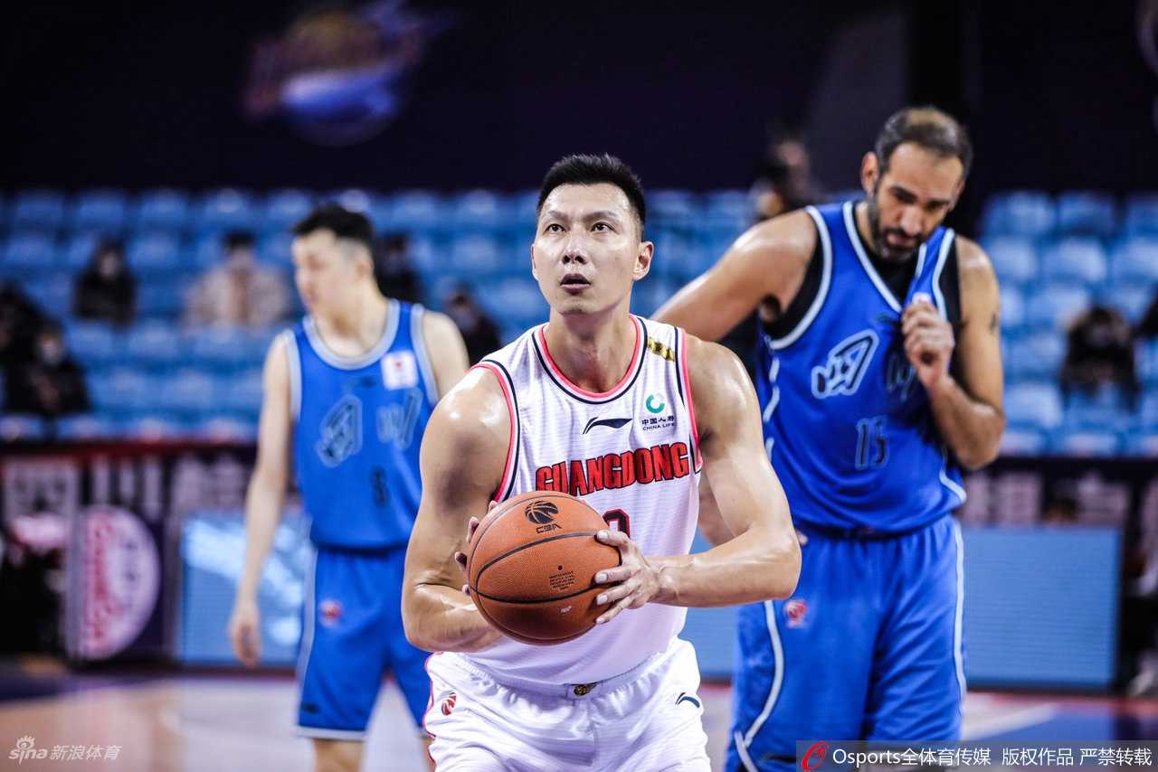 胡明轩如一道白色闪电般快速持球推进反击，面对四川队的补防球员，他眼神坚定，步伐灵动，上演了一次精彩的左手上篮。