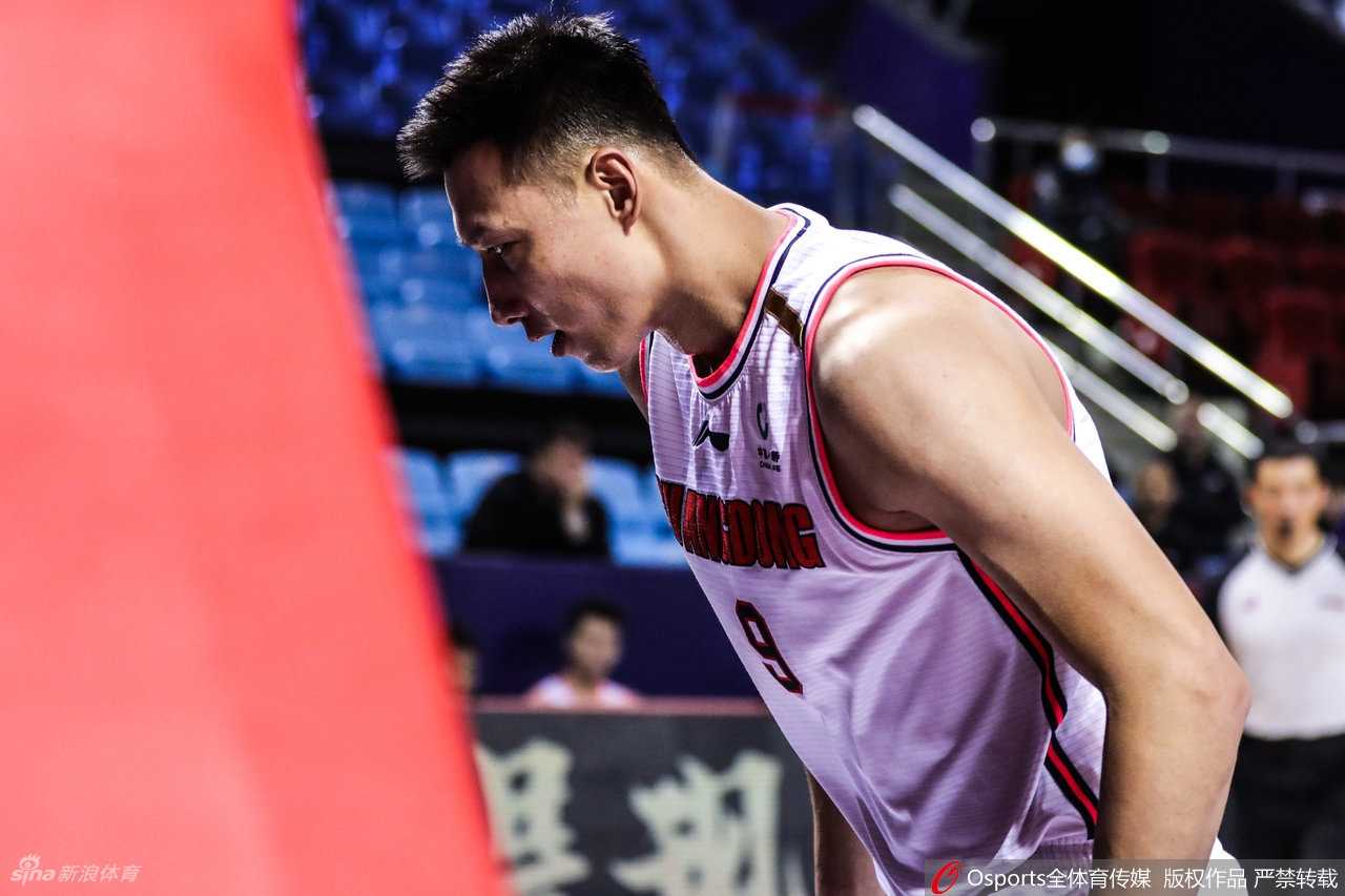 老将任骏飞在篮下凭借灵活的脚步晃开防守，用一记轻松写意的小勾手将球送进篮筐，展现了其扎实的篮下技术和丰富的比赛经验。