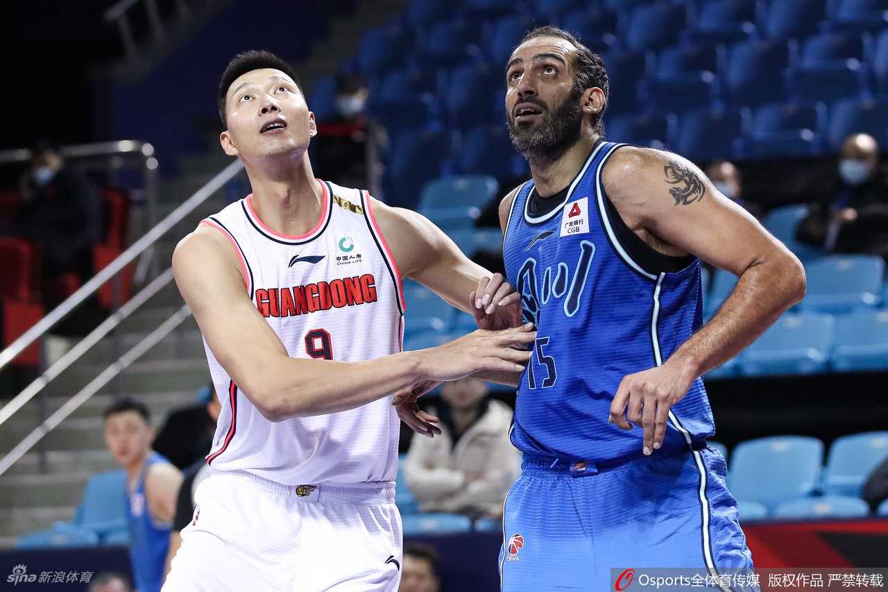 队长周鹏在底角觅得空位机会，接球后毫不犹豫，手起刀落，篮球划过一道完美的弧线空心入网，场边的替补席瞬间沸腾。