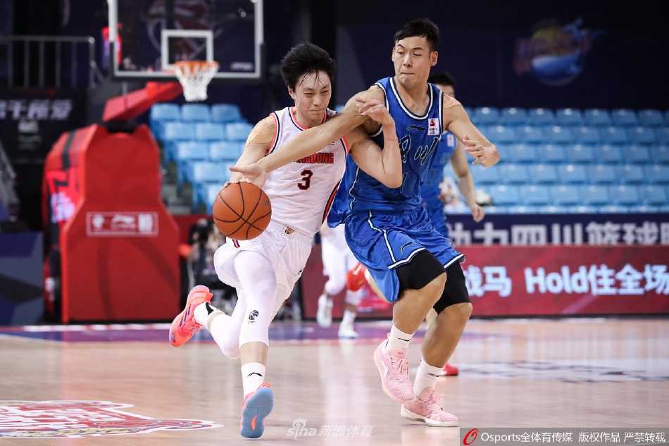 比赛结束后，广东队的球员们围成一圈，互相击掌鼓励，脸上洋溢着胜利的喜悦，团队篮球的氛围在这一刻显得格外浓厚。