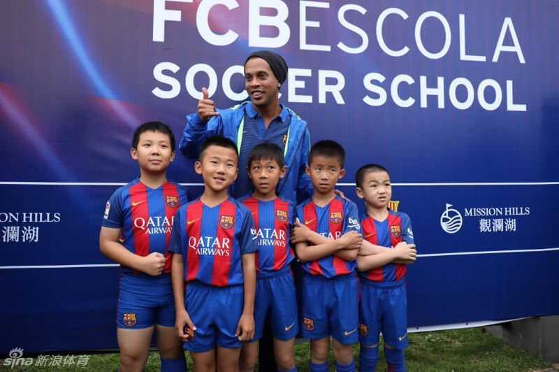 小球员在场上自信地带球突破，动作虽显稚嫩却充满潜力，正是中国足球未来的希望所在。