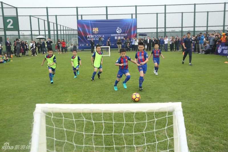 罗纳尔迪尼奥全神贯注地驻足场边，目光如炬，欣赏着小球员们在绿茵场上的激烈攻防。