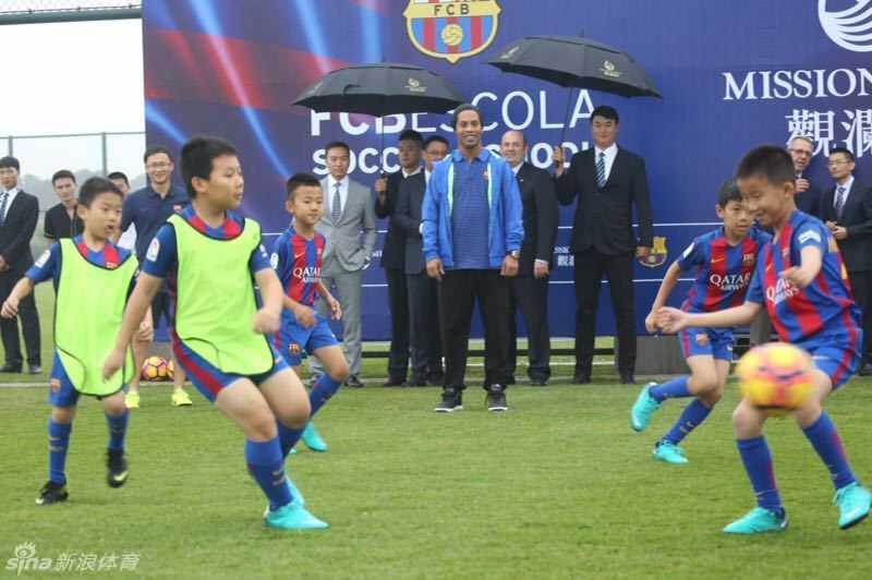 活动尾声，罗纳尔迪尼奥与全体小球员及教练员一同拍摄大合影，记录下这个充满纪念意义的足球传承之日。