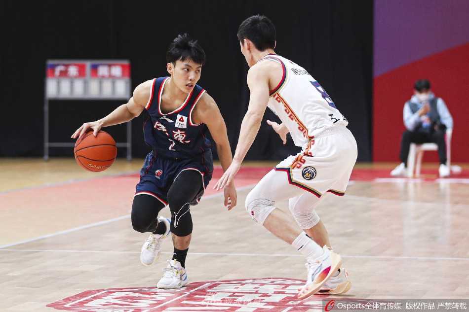 粤辽大战前夕的狂飙:广东宏远主场十二连胜轻取青春同曦 广东队外援马尚·布鲁克斯在南京同曦队严密防守下,依然闲庭信步般运球推进,眼神中透着杀手的冷静与从容。