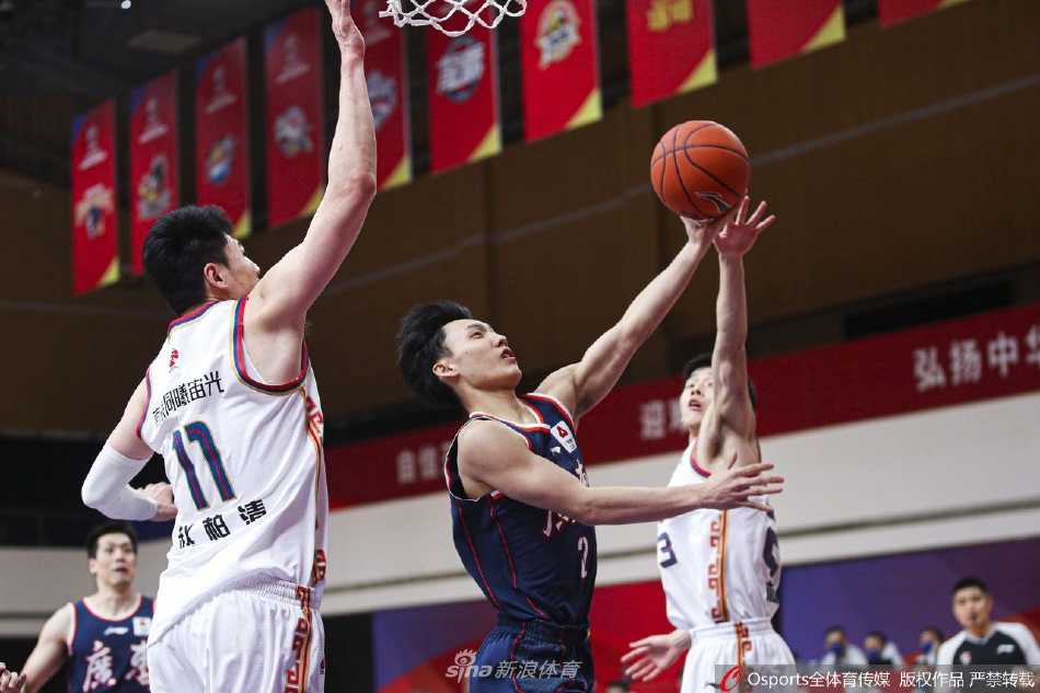 粤辽大战前夕的狂飙:广东宏远主场十二连胜轻取青春同曦 内线擎天柱汉密尔顿在南京同曦禁区之内强起暴扣,双手紧握篮筐,仿佛在向对手宣告内线的绝对主权。