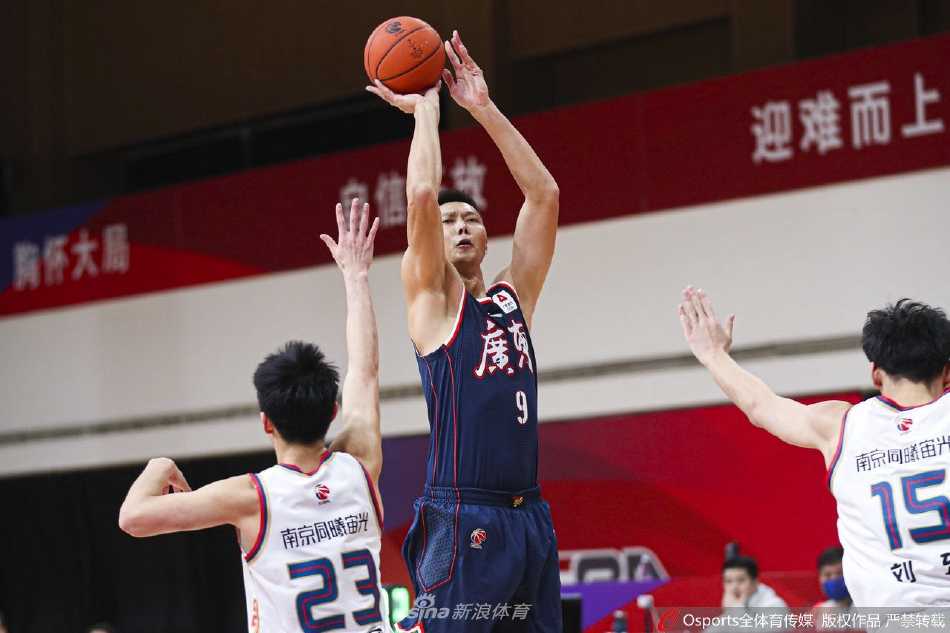 粤辽大战前夕的狂飙:广东宏远主场十二连胜轻取青春同曦 广东宏远核心赵睿持球快速反击,他如同出膛炮弹般掠过球场,身后的南京同曦追防球员只能望其项背。