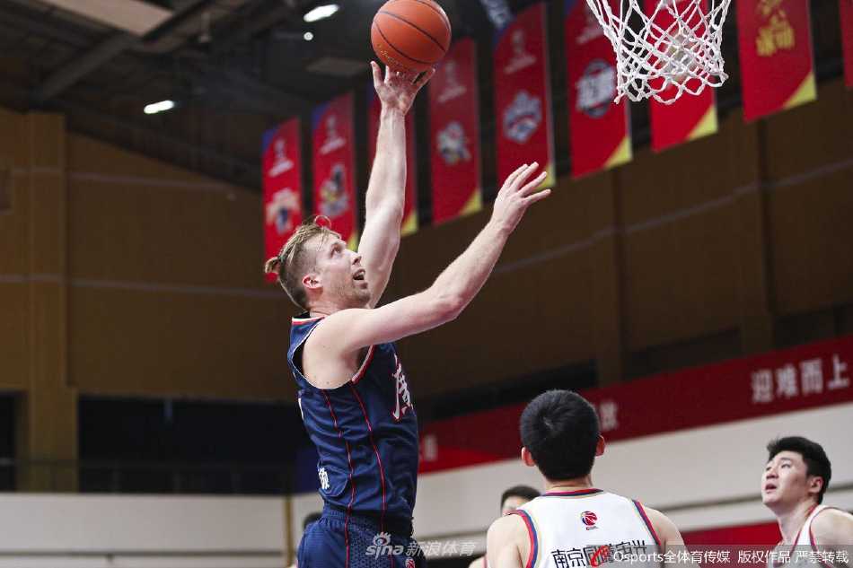 粤辽大战前夕的狂飙:广东宏远主场十二连胜轻取青春同曦 赛场上,广东队任骏飞与南京队赵柏清激烈拼抢,肌肉的碰撞声仿佛穿透画面,诠释着篮球运动的铁血与激情。