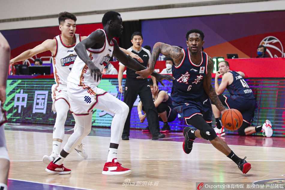 粤辽大战前夕的狂飙:广东宏远主场十二连胜轻取青春同曦 中国篮球传奇易建联在篮下卡位,他如山般沉稳,用经验与力量为年轻的队友们撑起一片天。