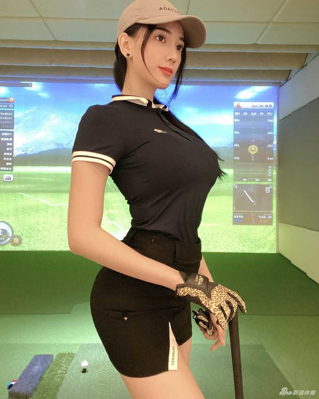 她完成一次完美的随挥动作，身姿完全舒展，笑容如晴朗天空般灿烂，仿佛整个球场的绿意都成了她的背景。