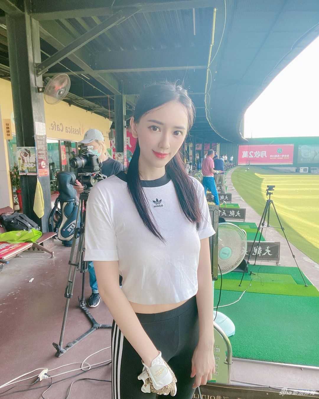 她站在发球台，逆光中做出标准的预备姿势，身体曲线与球杆形成优雅角度，如一幅剪影，充满了蓄势待发的动态美感。