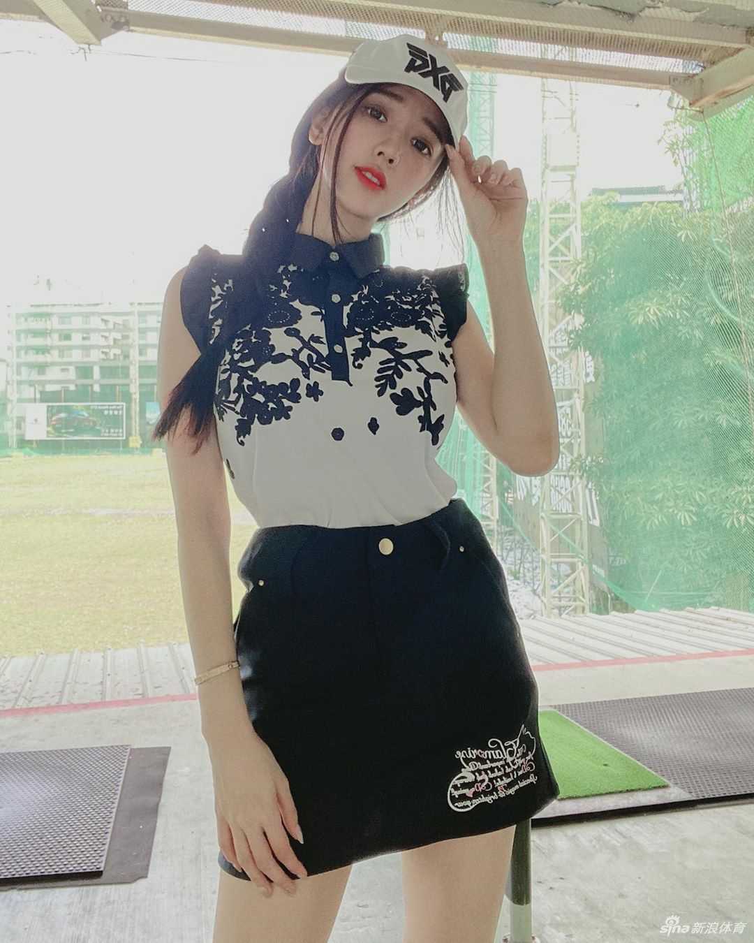 她微微俯身检查推杆线路，专注的神情与精致的侧脸在阳光下格外醒目，展现了运动中理性与智慧的一面。