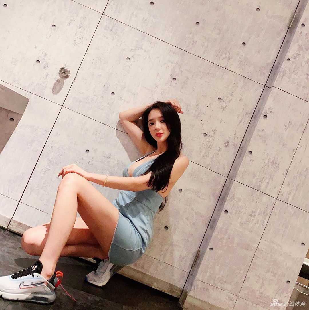 结束练习，她扛起球杆转身离去，背影挺拔而潇洒，落日余晖为她镀上金边，留下一个关于坚持与热爱的动人注脚。