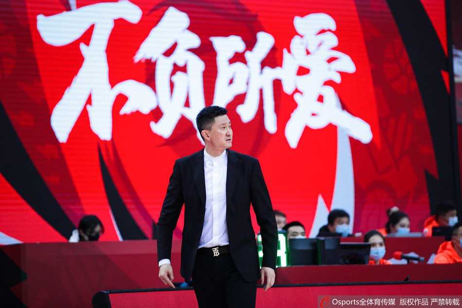 马尚·布鲁克斯在防守球员面前干拔跳起，篮球在空中划出一道彩虹弧线，他的眼神如杀手般冷酷，这一球直接刺穿了山东队反超比分的希望。